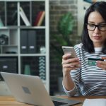 Frau mit Brille beim Online-Einkauf