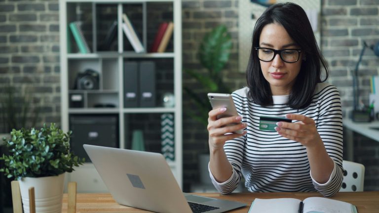 Frau mit Brille beim Online-Einkauf